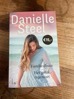 Familiealbum & Het geluk tegemoet - Danielle Steel, Ophalen of Verzenden, Gelezen, Danielle Steel