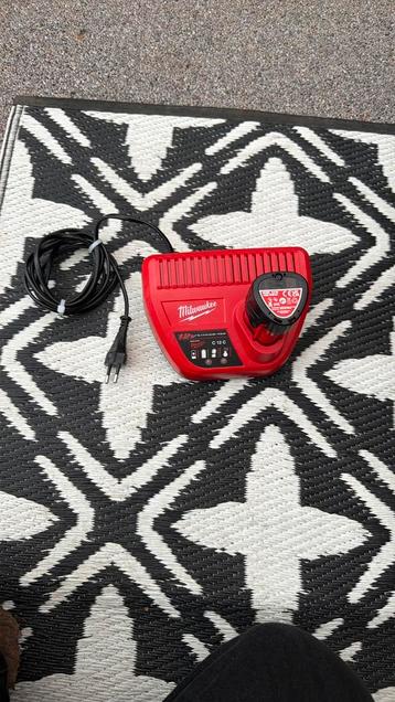 Milwaukee oplader en accu 2.0 ah M12 beschikbaar voor biedingen