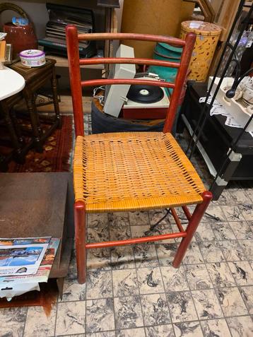 Twee Vintage Stoelen beschikbaar voor biedingen