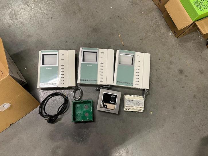 Comelit Bravo 5701video-intercomsysteem 3 monitors, Huis en Inrichting, Deurbellen, Zo goed als nieuw, Bedraad, Ingebouwde camera