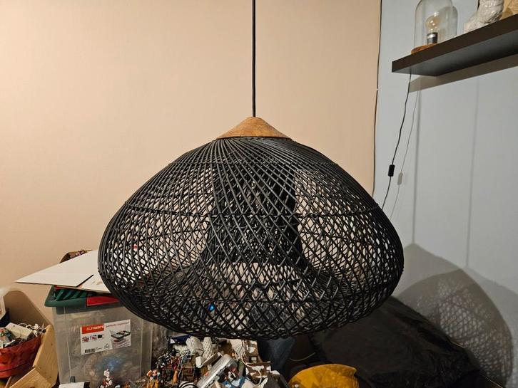 Mooie hanglamp van zwart rotan, boho style, Huis en Inrichting, Lampen | Hanglampen, Zo goed als nieuw, 50 tot 75 cm, Hout, Overige materialen