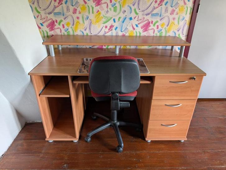 Stevig bureau met lades en uitschuifbaar werkblad, Huis en Inrichting, Bureaus, Zo goed als nieuw, Ophalen