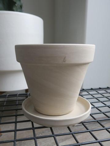 Wit terracotta potje met schotel