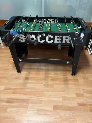 Voetbaltafel met balletjes beschikbaar voor biedingen