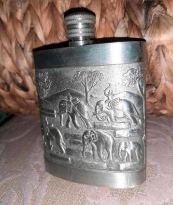 Antiek tinnen drankflesje. beschikbaar voor biedingen