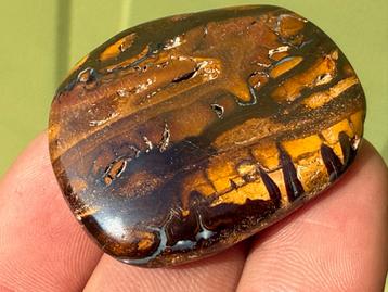 Boulder Opaal uit Australië handsteen palmsteen mineralen beschikbaar voor biedingen