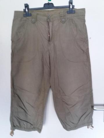Een leger-groene katoenen driekwart broek. beschikbaar voor biedingen