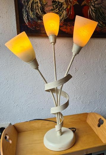 staande lamp met 3 glazen kapjes/kelken en voet van metaal beschikbaar voor biedingen