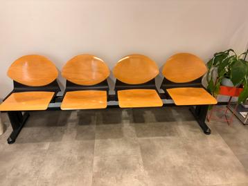 Bankjes gratis op te halen in Roelofarendsveen beschikbaar voor biedingen