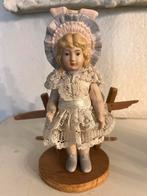 Antiek popje meisje bij hek, Antiek en Kunst, Ophalen of Verzenden