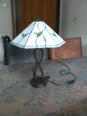 tafel lamp in Tiffany stijl  beschikbaar voor biedingen