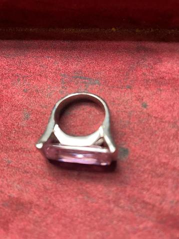 Ring met paarse steen beschikbaar voor biedingen