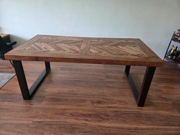 Eettafel van mangohout met visgraat  beschikbaar voor biedingen