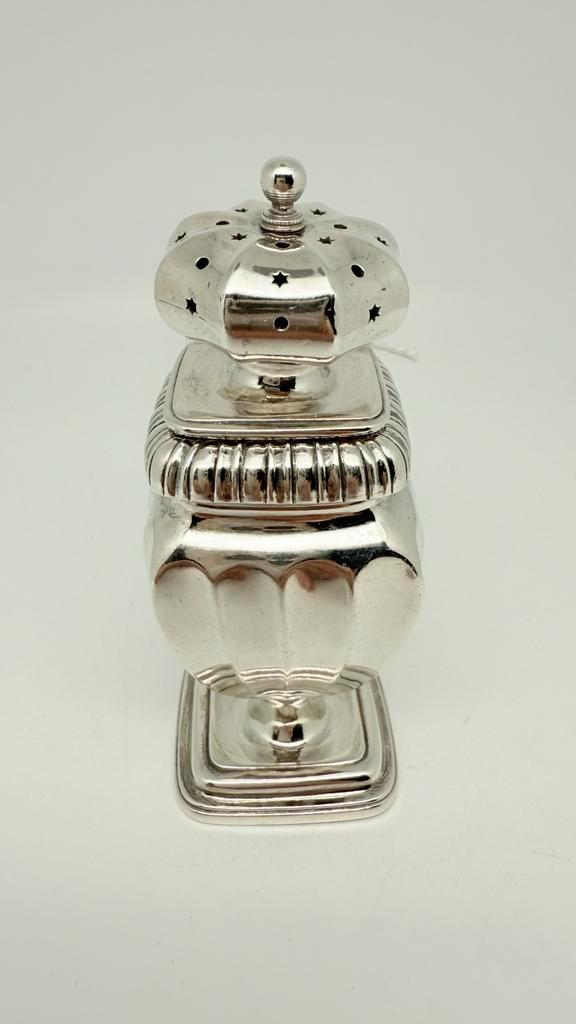 Zwaar zilveren antieke strooier. Hoog: 10,3 cm., Antiek en Kunst, Antiek | Goud en Zilver, Zilver, Verzenden