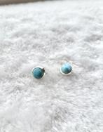 Oorbellen met lichtblauwe steentjes, Blauw, Ophalen of Verzenden, Zo goed als nieuw, Met edelsteen