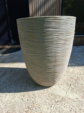 Grote lichtgrijz Capi bloempot - 58 cm hoog, 46 cm doorsnede beschikbaar voor biedingen