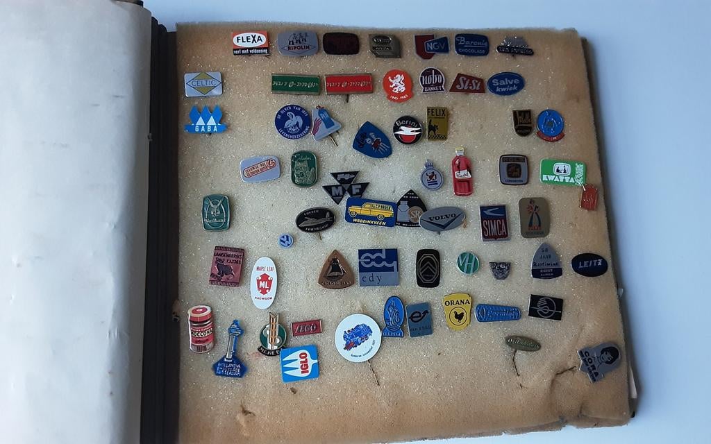 Vintage speldjes in album, Verzamelen, Speldjes, Pins en Buttons, Ophalen of Verzenden, Gebruikt, Overige onderwerpen