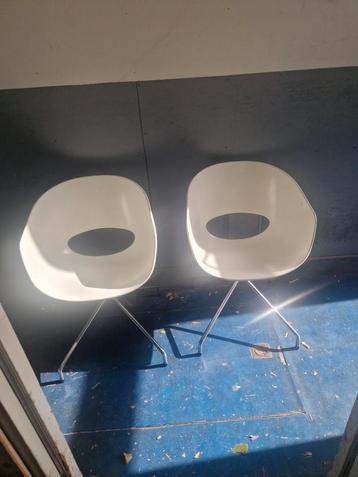 2 Witte Sintesi Design Eetkamerstoelen beschikbaar voor biedingen