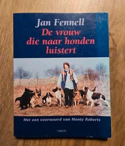 J. Fennell - De vrouw die naar honden luistert, Boeken, Dieren en Huisdieren, Gelezen, Honden, Ophalen of Verzenden