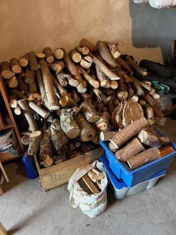 Mooie stapel haardhout  beschikbaar voor biedingen