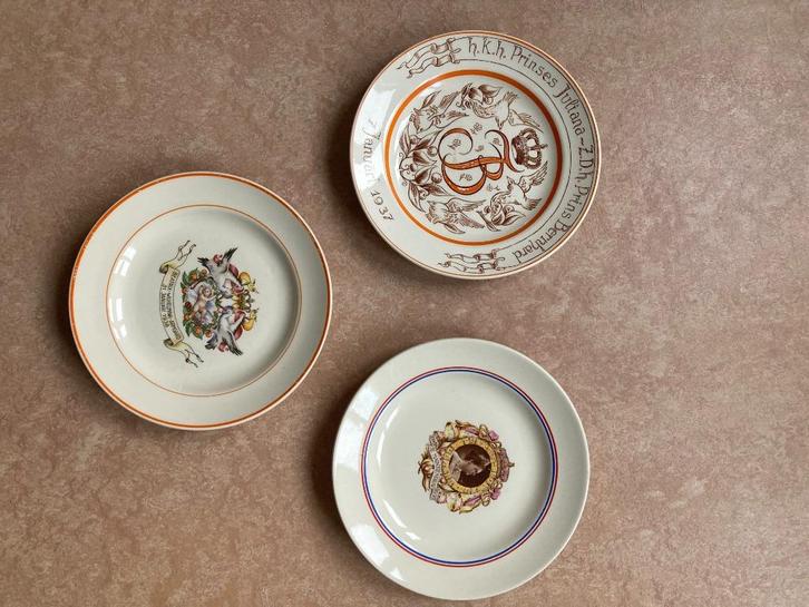 Herdenkingsborden: Wilhelmina, Juliana en Beatrix, Verzamelen, Koninklijk Huis en Royalty, Zo goed als nieuw, Servies, Nederland