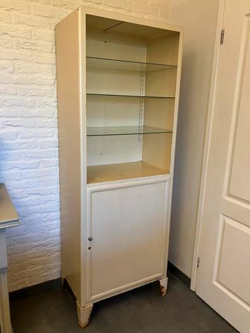 Vintage stalen ziekenhuis kast  beschikbaar voor biedingen