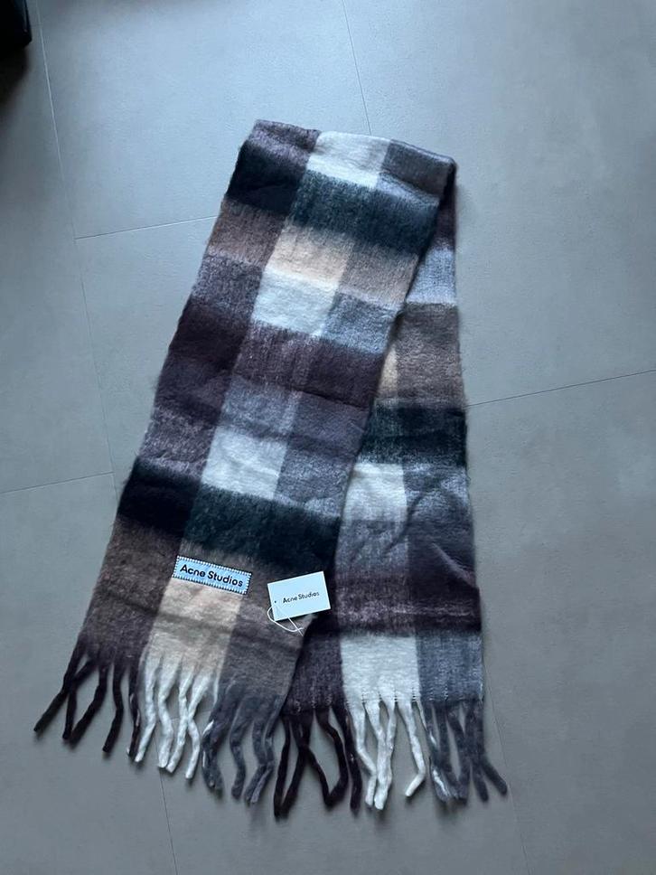Acne Studios Sjaal - Stijlvol en Warm, Kleding | Dames, Mutsen, Sjaals en Handschoenen, Zo goed als nieuw, Sjaal, Maat 46/48 (XL) of groter