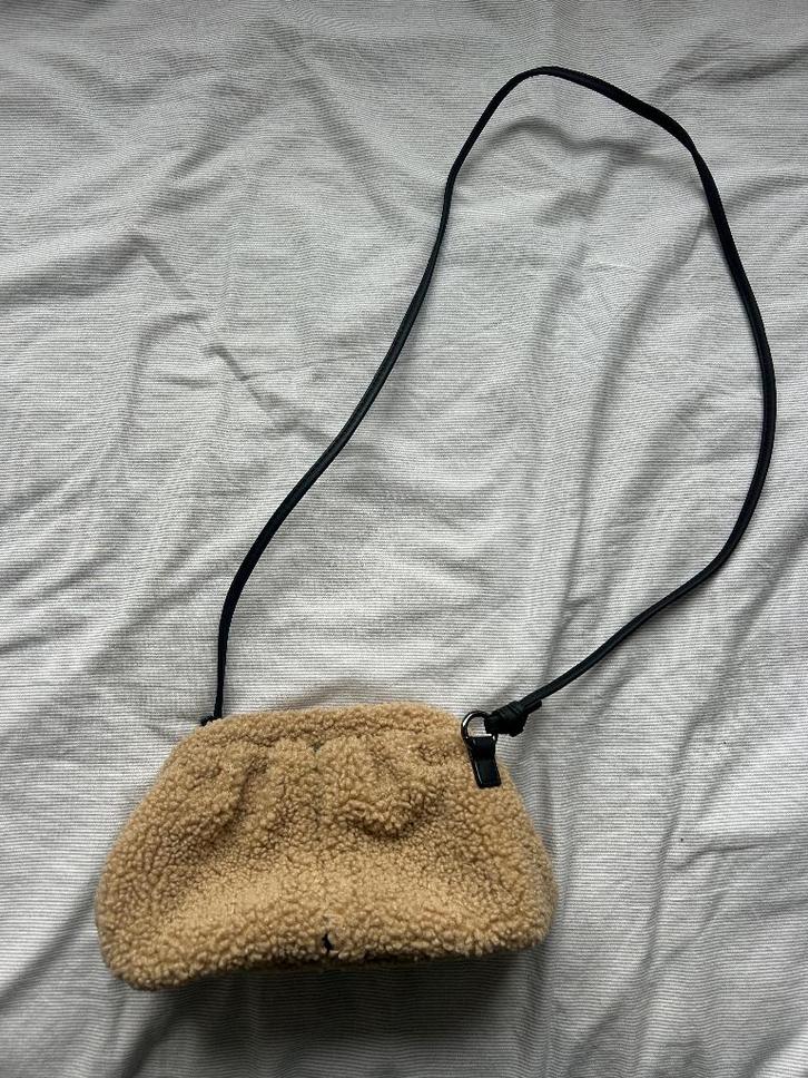 Nieuwstaat YAYA teddy crossbody tasje, Sieraden, Tassen en Uiterlijk, Tassen | Damestassen, Zo goed als nieuw, Schoudertasje, Beige