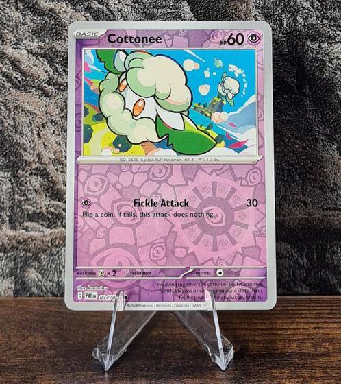Cottonee Reverse 034/091 Paldean Fates, Hobby en Vrije tijd, Verzamelkaartspellen | Pokémon, Nieuw, Losse kaart, Foil, Verzenden