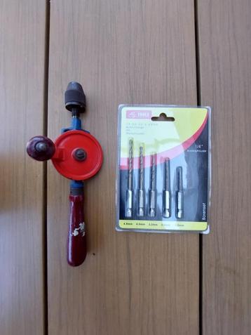 Een kleine handboorboormachine met nieuwe boortjes beschikbaar voor biedingen