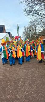 Carnaval kleurrijke overgooiers,foam hoeden&pruiken, Ophalen, Carnaval, Maat 42/44 (L), Kleding