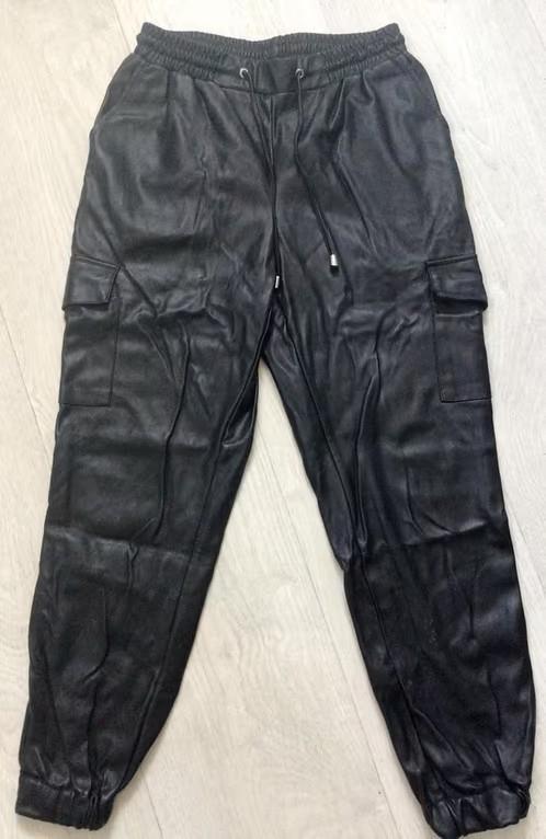 Lange zwarte broek maat 40 Amisu met leer look, Kleding | Dames, Broeken en Pantalons, Zo goed als nieuw, Maat 38/40 (M), Zwart