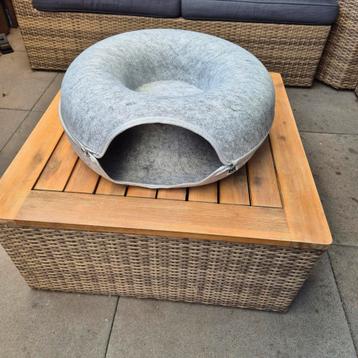 Kattenmand donut beschikbaar voor biedingen