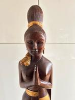 Groot houten beeld van Thaise dame op houten piëdestal, Ophalen, Zo goed als nieuw