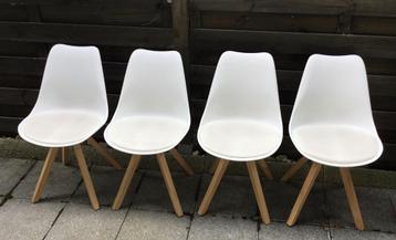 4 comfortabele moderne eet stoelen. beschikbaar voor biedingen
