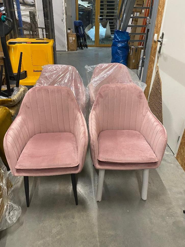 Eetkamerstoel met armleuningen en zwarte poten-Rose 4 Stuks, Huis en Inrichting, Stoelen, Nieuw, Vier, Kunststof, Metaal, Rood