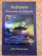 Nefratete: Priesteres in Atlantis - Joke Bouwsma, Ophalen of Verzenden, Gelezen, Spiritualiteit algemeen, Verhaal of Roman
