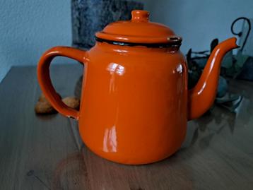 Vintage oranje emaille theepot hoog 17 cm diameter 14 cm beschikbaar voor biedingen