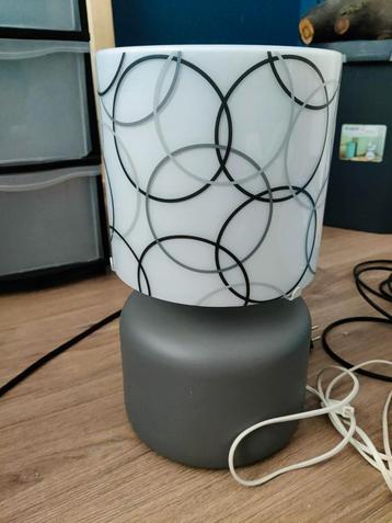 Grijze tafellamp van Ikea.  beschikbaar voor biedingen
