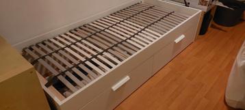 Ikea 1 persoons bed met 2 lades en matras..