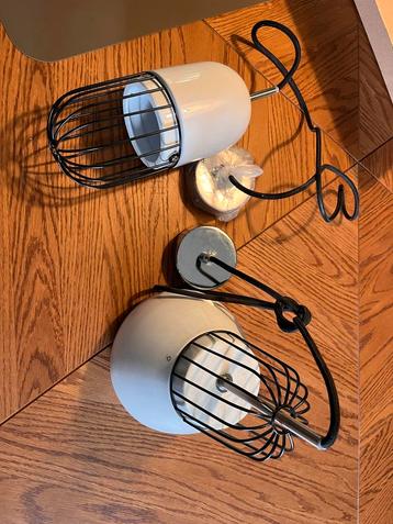 Set van 2 hanglampen met metalen frame beschikbaar voor biedingen