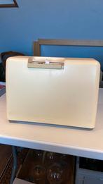 Mooie naaimachine met spoeltje en naaigaren, Hobby en Vrije tijd, Naaimachines en Toebehoren, Ophalen of Verzenden, Zo goed als nieuw