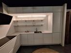 Showroom keuken Compleet met APP De Soft kitchen, Huis en Inrichting, Keuken | Complete keukens, Overige materialen, Wit, Hoekkeuken