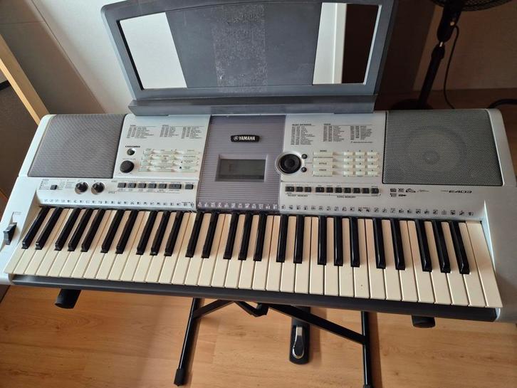 Yamaha PSR-E403 Keyboard + Standaard & Pedaal, Muziek en Instrumenten, Keyboards, Gebruikt, 61 toetsen, Yamaha, Aanslaggevoelig