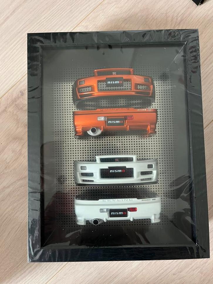 Nissan R34 Bumper Display Frame 1:18 Motorhelix oranje wit, Hobby en Vrije tijd, Modelauto's | 1:18, Nieuw, Auto, Overige merken