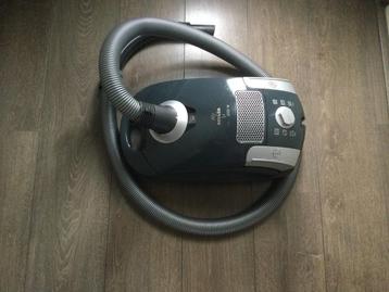 Miele stofzuiger 2000 Watt  beschikbaar voor biedingen
