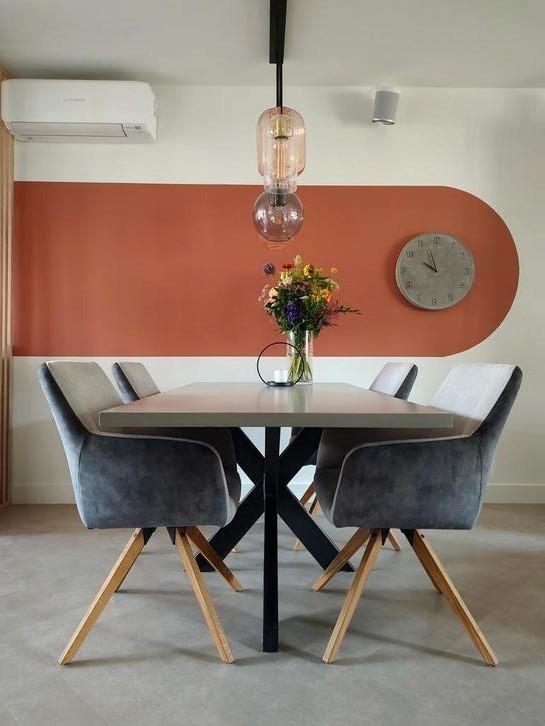 Betonlook tafel met zwarte stalen spinpoot, Huis en Inrichting, Tafels | Eettafels, Gebruikt, 50 tot 100 cm, 150 tot 200 cm, Vijf personen of meer
