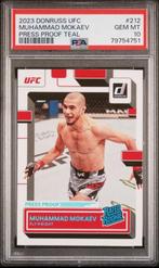 Psa-10 2023 DONRUSS UFC MUHAMMAD MOKAEV PRESS PROOF TEAL, Spelerskaart, Nieuw, Ophalen of Verzenden, Overige sporten