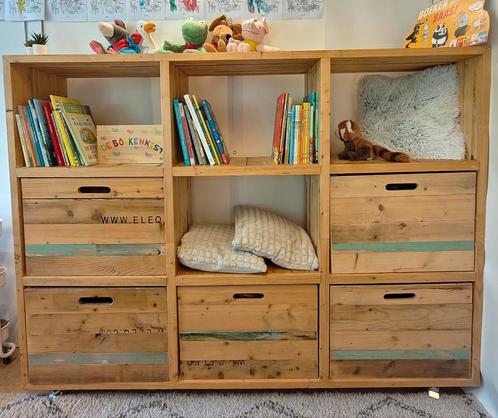 Grote vakkenkast van hout, op wielen (1 kapot), Huis en Inrichting, Kasten | Boekenkasten, Zo goed als nieuw, 25 tot 50 cm, Ophalen