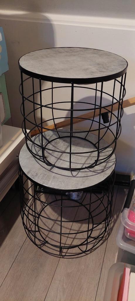 2 metalen tafeltjes met opbergruimte, Huis en Inrichting, Tafels | Bijzettafels, Gebruikt, Rond, Minder dan 45 cm, Minder dan 55 cm